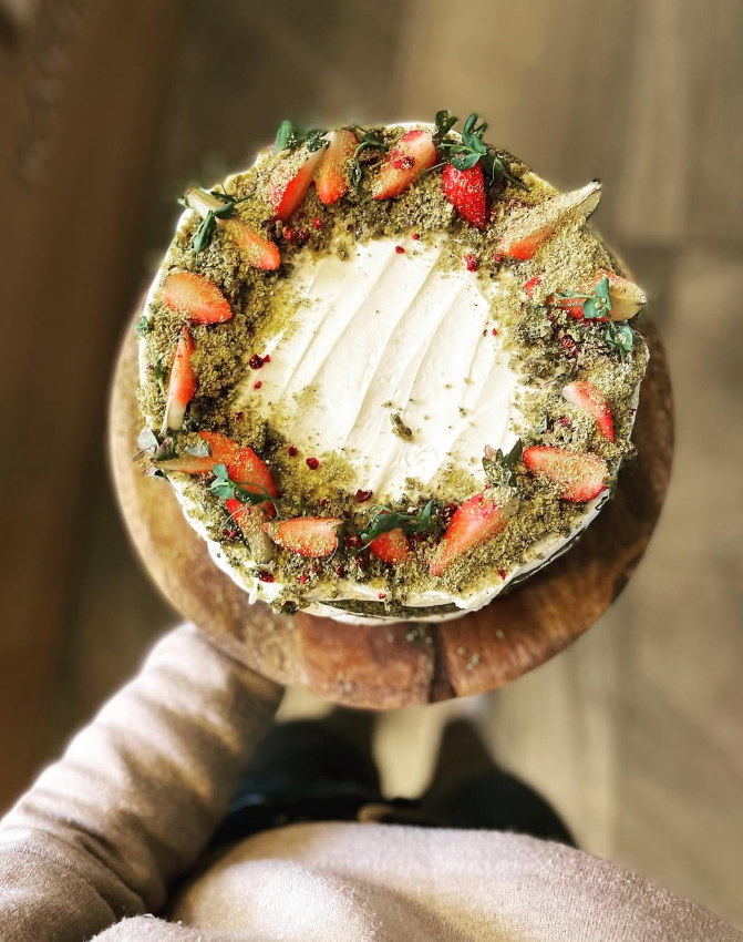 Kafeterka – matcha dort s jahodami